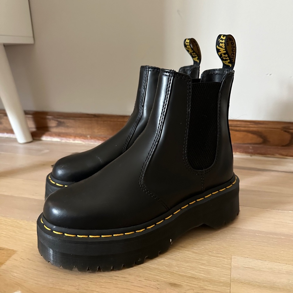 Dr Marten platform Chelsea boot 2976
